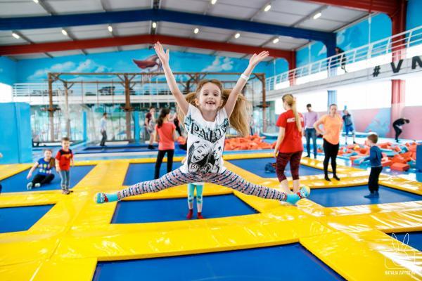 Прыжки в батутном центре в Абакане. Сервис Ultra Подарки. Купить подарочный сертификат на батутный центр. Подарите прыжки на батуте для детей и взрослых в Абакане. Сервис UltraPodarki.ru 8 800 505 95 30. Батутный центр Абакан, батутный центр, прыжки на батуте Абакан, купить батут Абакан, батут, батут Абакан