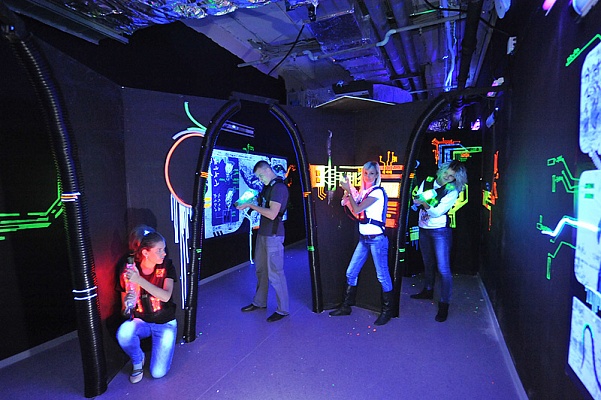 Игра в лазертаг в Абакане. Сервис Ultra Подарки. Купить лазертаг в городе Абаканf. Попробуйте лазерный пейнтбол в лазертаг клубе. Цены на лазертаг. Сервис: UltraPodarki.ru 8 800 505 95 30. Лазертаг в Абакане, купить лазертаг Абакан, лазертаг, купить лазертаг, лазерный пейнтбол Абакан, лазертаг для детей Абакан, лазертаг клуб, лазертаг клуб Абакан