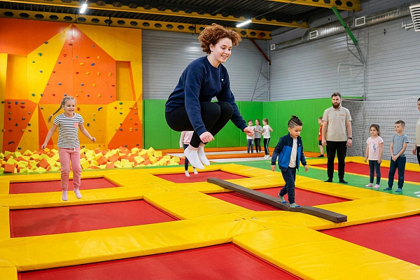 Прыжки в батутном центре в Абакане. Сервис Ultra Подарки. Купить подарочный сертификат на батутный центр. Подарите прыжки на батуте для детей и взрослых в Абакане. Сервис UltraPodarki.ru 8 800 505 95 30. Батутный центр Абакан, батутный центр, прыжки на батуте Абакан, купить батут Абакан, батут, батут Абакан