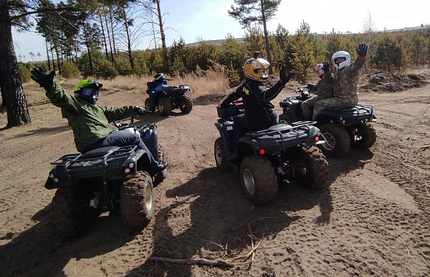 Катание на квадроциклах в Абакане. Подарочные сертификаты Ultra Подарки. Подарочный сертификат на катание на квадроциклах в Абакане. Закажите прокат квадроциклов и наслаждайтесь активным отдыхом с друзьями. Выбирайте живописные маршруты для езды на квадроциклах. Сервис UltraPodarki.ru 8 800 505 95 30. Катание на квадроциклах, катание на квадроциклах Абакан, прокат квадроциклов, прокат квадроциклов Абакан, езда на квадроцикле, езда на квадроцикле Абакан, катание на квадроциклах зимой, Катание на квадроциклах летом, сертификат на катание на квадроциклах, сертификат квадроциклы, сертификат квадроциклы Абакан
